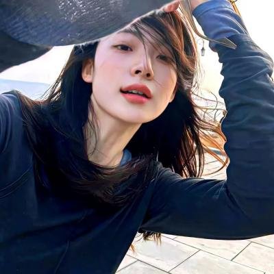 乐坛天后被曝机场牵手女助理，长达一周豪宅门口画面流出